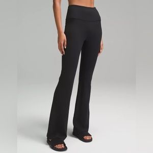 Groove Super-High-Rise Flared Pant Nulu
Regular length black size 6